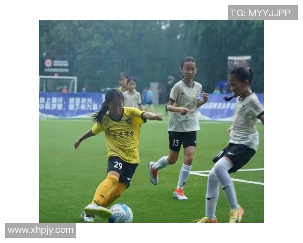 小孩目睹足球明星在绿茵场上挥洒汗水瞬间心中梦想悄然萌芽